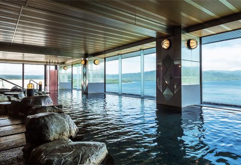 Indoor bath (large bath) / The bath is large and can be used by many people at the same time.